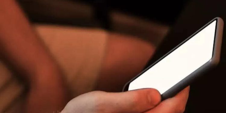 Homem perde R$ 5 mil no ‘golpe do nudes’, para salvar casamento.
