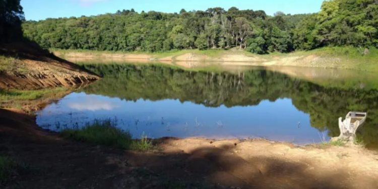 Bote com três pessoas vira na Represa do Capivari, e bombeiros fazem buscas por jovem*
