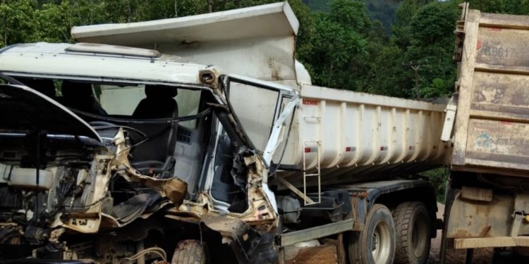 Acidente grave entre caminhões em Rio Branco do Sul