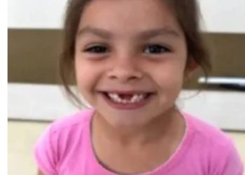 Menina de 6 anos morre após ser atingida por trave de futebol no Paraná