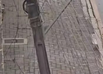 Poste é “engolido” por buraco em Rio Branco do Sul