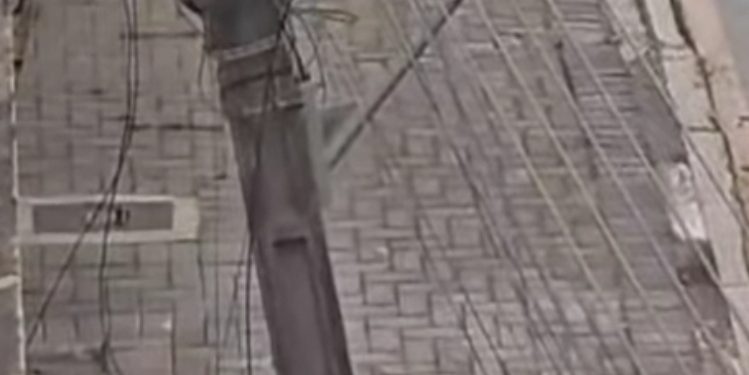 Poste é “engolido” por buraco em Rio Branco do Sul