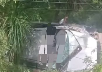 CARRO É ENCONTRADO CAPOTADO AO LADO DA RODOVIA DA UVA