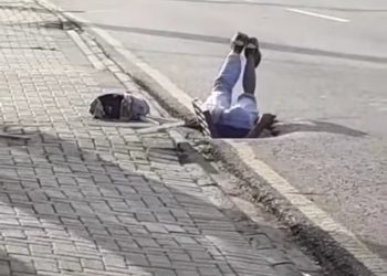 Homem fica preso em buraco