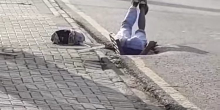 Homem fica preso em buraco