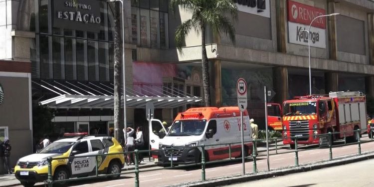 Trabalhador morre depois de cair de telhado de shopping de Curitiba