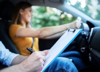 Detran-PR libera uso de carros com câmeras de ré e sensores em autoescolas.