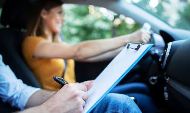 Detran-PR libera uso de carros com câmeras de ré e sensores em autoescolas.