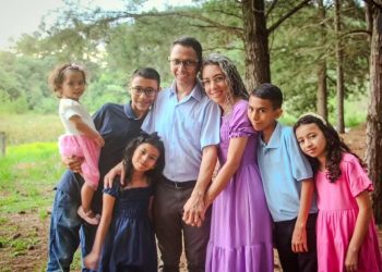 CASAL DE TELÊMACO BORBA VIRALIZA APÓS ADOTAR 5 FILHOS