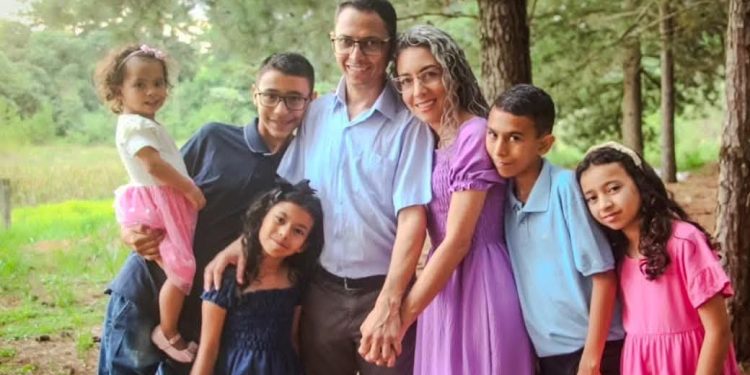 CASAL DE TELÊMACO BORBA VIRALIZA APÓS ADOTAR 5 FILHOS