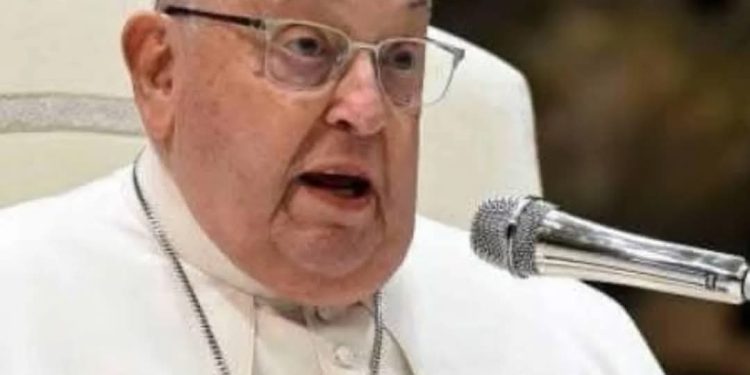 VATICANO DIZ QUE PAPA FRANCISCO ENFRENTA “SITUAÇÃO CLÍNICA COMPLEXA”