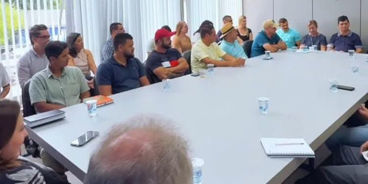 Prefeita Karime Fayad reúne secretariado e vereadores para alinhar projetos para Rio Branco do Sul