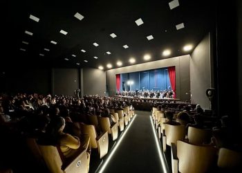 Tamandareenses lotam teatro no parque Anibal Khury para assistir orquestra sinfônica do Paraná