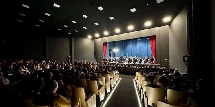 Tamandareenses lotam teatro no parque Anibal Khury para assistir orquestra sinfônica do Paraná
