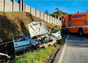 Mulher é ejetada após carro capotar e morre em Rio Branco do Sul