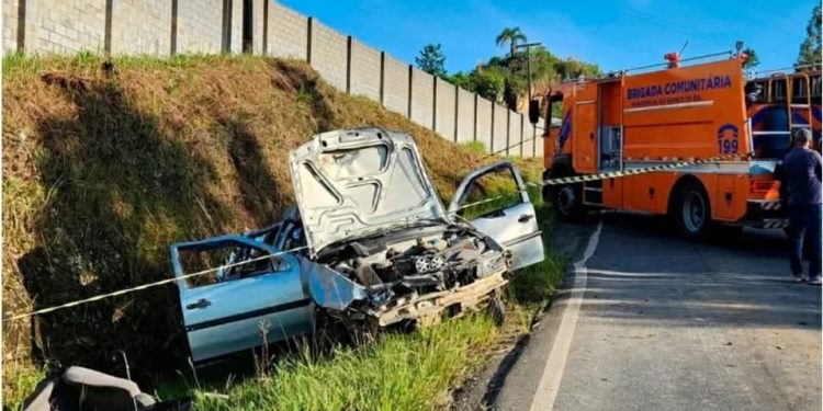 Mulher é ejetada após carro capotar e morre em Rio Branco do Sul