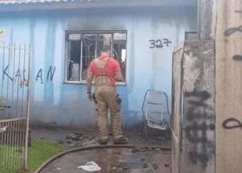 Londrina | Casa é incendiada com três crianças sozinhas e população se revolta