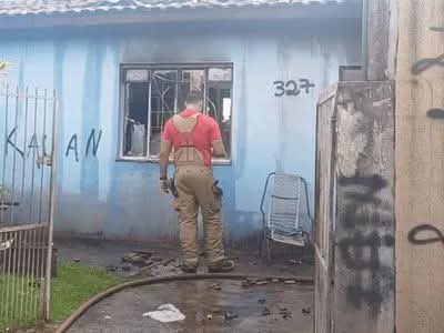 Londrina | Casa é incendiada com três crianças sozinhas e população se revolta