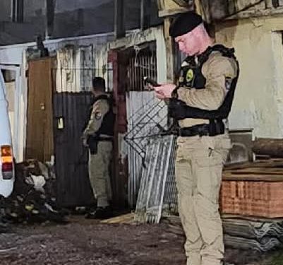 Venezuelana esfaqueada pelo marido na frente dos filhos morre