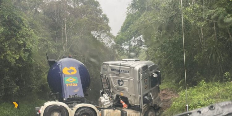 ESTADO GRAVE! MOTORISTA ENVOLVIDO EM ACIDENTE NA ESTRADA DA RIBEIRA CORRE RISCO DE MORTE