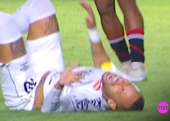 Neymar entra no segundo tempo na volta ao futebol Brasileiro