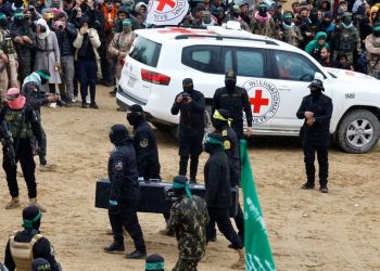 Hamas entrega corpos de bebê, criança, mãe e idoso em caixões pretos para Israel