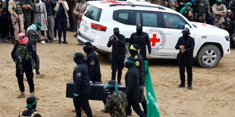 Hamas entrega corpos de bebê, criança, mãe e idoso em caixões pretos para Israel