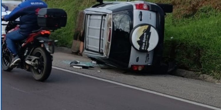 Capotamento na Rodovia dos Minérios