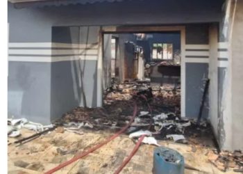 Mãe e filha de seis anos morrem em incêndio à residência