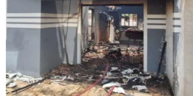 Mãe e filha de seis anos morrem em incêndio à residência