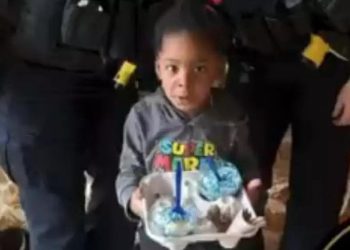Menino de 4 anos chama a polícia após mãe comer seu sorvete
