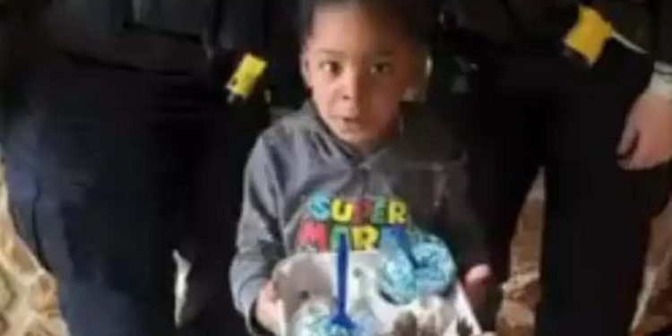 Menino de 4 anos chama a polícia após mãe comer seu sorvete