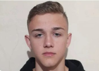Jovem de 17 anos estava passando na rua onde acontecia assalto e foi baleado