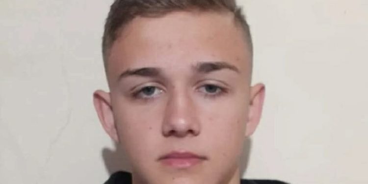 Jovem de 17 anos estava passando na rua onde acontecia assalto e foi baleado