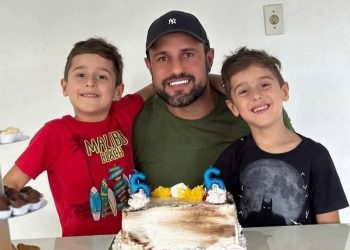 PAI SEQUESTRA FILHOS GÊMEOS, ATEIA FOGO NA CASA E NA FUGA BATE COM CARRO DE FRENTE COM CAMINHÃO. PAI E OS FILHOS MORRERAM .