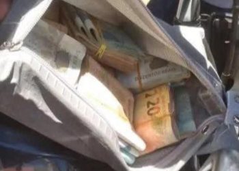 Após encontrar malote cheio de dinheiro, motociclista devolve ao dono