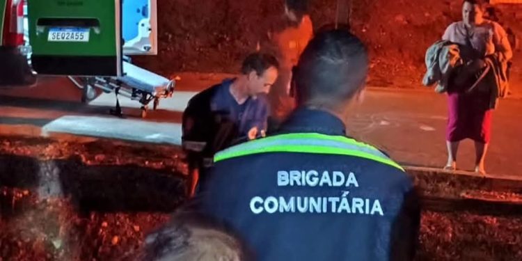 Bombeiros de Rio Branco do Sul atende vítima de queda