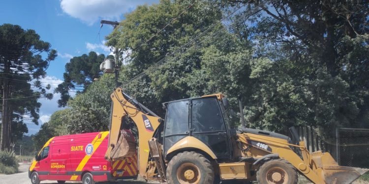 Tranqueira | Homem atropelado por retroescavadeira é socorrido em estado grave