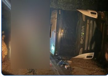 Caminhão carregado tomba em cima de carro em Rio Branco do Sul