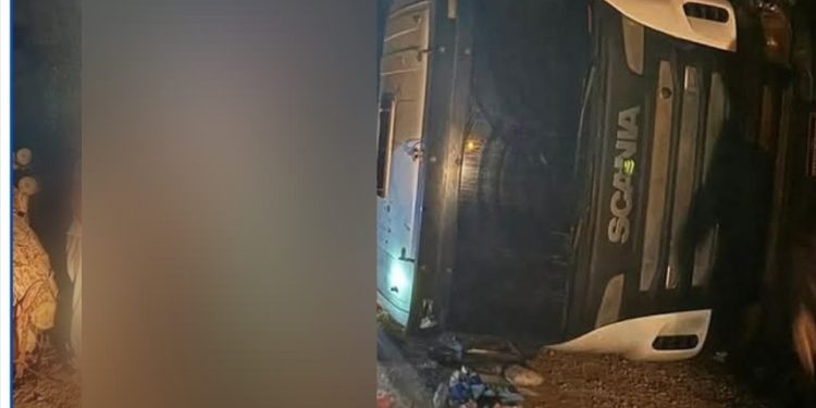 Caminhão carregado tomba em cima de carro em Rio Branco do Sul