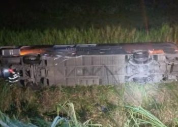 BRASIL | Um ônibus com 45 pessoas caiu em uma ribanceira n