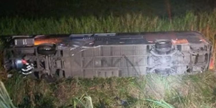 BRASIL | Um ônibus com 45 pessoas caiu em uma ribanceira n