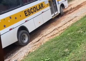 Ônibus escolar quase tomba em rua de bairro de Almirante Tamandaré