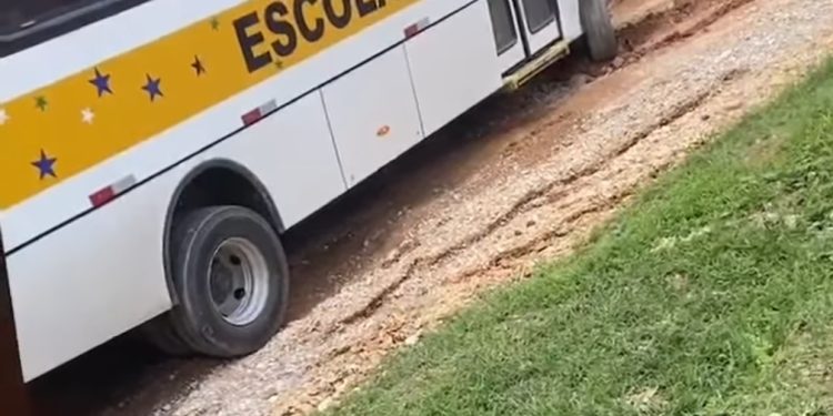 Ônibus escolar quase tomba em rua de bairro de Almirante Tamandaré