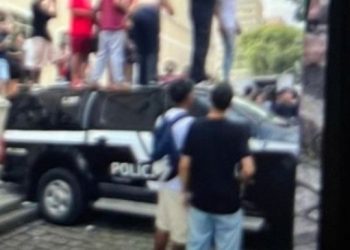 Jovens sobem na viatura da Polícia para assistir evento e são detidos