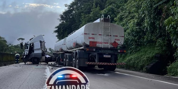 Caminhoneiro de Rio Branco do Sul se envolve em acidente na BR-277
