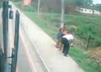 Motorista de ônibus salva bebê engasgado