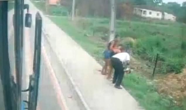 Motorista de ônibus salva bebê engasgado