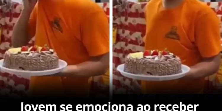 Simples bolo de aniversário faz funcionário ir às lágrimas