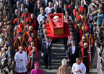 Multidão aguarda a chegada do Corpo do Papa Francisco na Basílica São Pedro